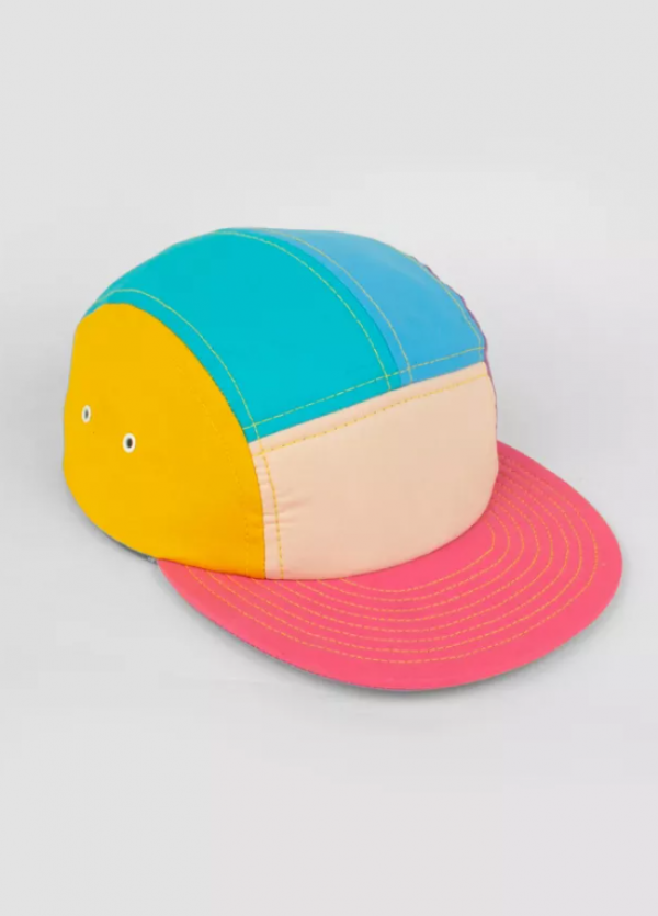 Topi dengan Warna Blok yang Kontras